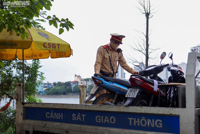 H&agrave; Nội: Lỡ uống v&agrave;i ch&eacute;n, t&agrave;i xế ngỡ ng&agrave;ng nhận bi&ecirc;n bản phạt nồng độ cồn - Ảnh 12.