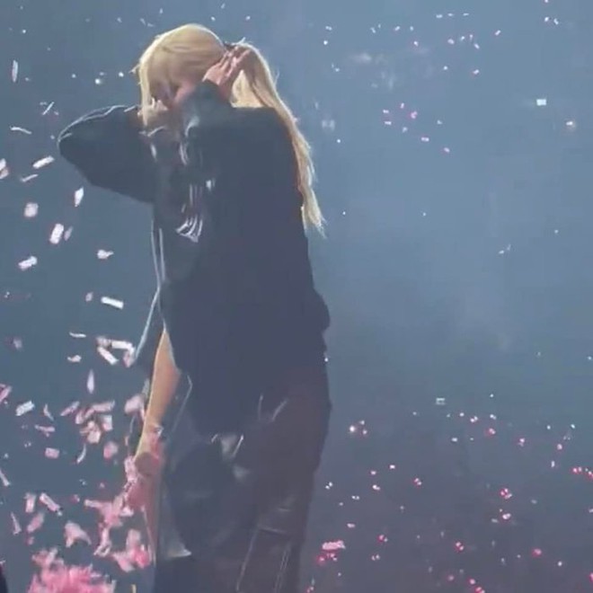 Rosé (BLACKPINK) và tai nạn micro: Hết quăng xuống sân khấu lại giành hát với chị cả Jisoo - Ảnh 3.