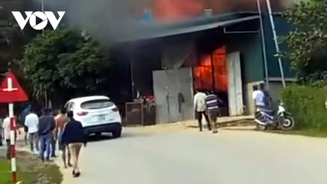 Cháy lớn khiến 1 nhà dân ở Điện Biên bị thiêu rụi nhiều tài sản - Ảnh 1.