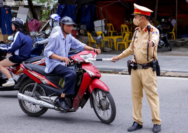 H&agrave; Nội: Lỡ uống v&agrave;i ch&eacute;n, t&agrave;i xế ngỡ ng&agrave;ng nhận bi&ecirc;n bản phạt nồng độ cồn - Ảnh 3.