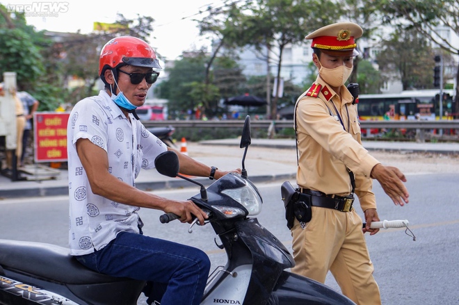 H&agrave; Nội: Lỡ uống v&agrave;i ch&eacute;n, t&agrave;i xế ngỡ ng&agrave;ng nhận bi&ecirc;n bản phạt nồng độ cồn - Ảnh 2.
