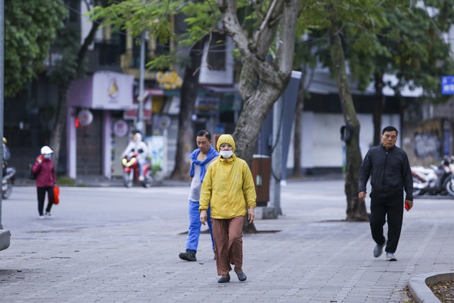 Chùm ảnh: Sáng nay, người dân Thủ đô đón cái rét chính thức sau nhiều ngày chờ đợi - Ảnh 13.