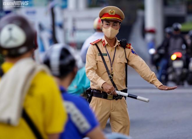 H&agrave; Nội: Lỡ uống v&agrave;i ch&eacute;n, t&agrave;i xế ngỡ ng&agrave;ng nhận bi&ecirc;n bản phạt nồng độ cồn - Ảnh 1.