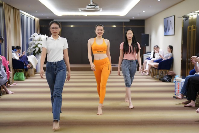 Thí sinh Hoa hậu Việt Nam đội sổ, ngậm đũa catwalk với mặt mộc - Ảnh 6.