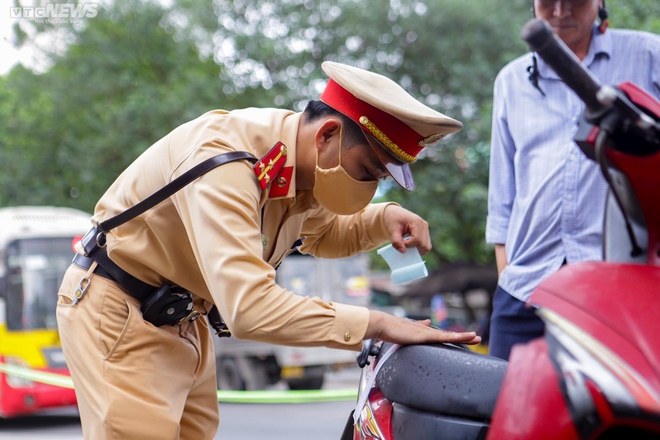 H&agrave; Nội: Lỡ uống v&agrave;i ch&eacute;n, t&agrave;i xế ngỡ ng&agrave;ng nhận bi&ecirc;n bản phạt nồng độ cồn - Ảnh 11.