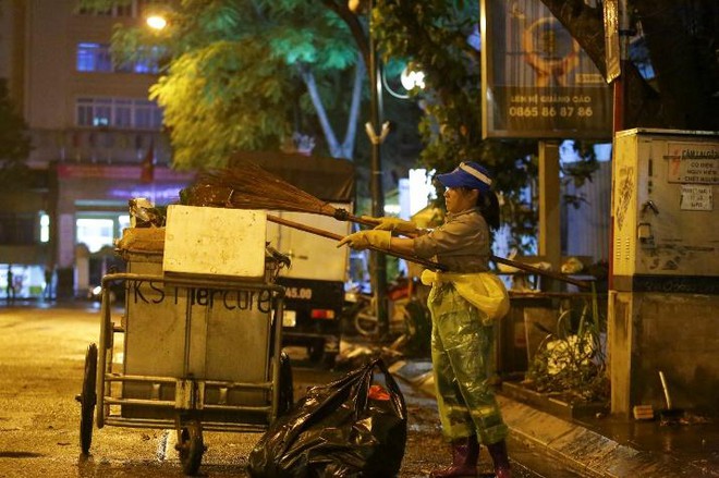 Hà Nội đón rét đậm rét hại, người vô gia cư co ro trong đêm với tấm áo mưa mỏng manh - Ảnh 10.