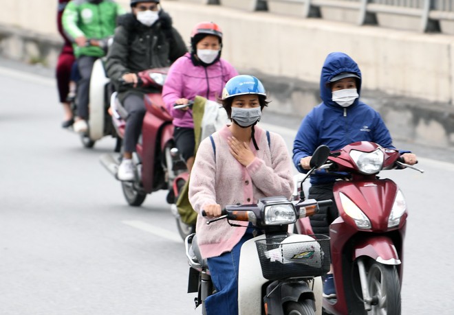 Chùm ảnh: Sáng nay, người dân Thủ đô đón cái rét chính thức sau nhiều ngày chờ đợi - Ảnh 7.