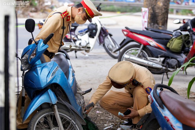 H&agrave; Nội: Lỡ uống v&agrave;i ch&eacute;n, t&agrave;i xế ngỡ ng&agrave;ng nhận bi&ecirc;n bản phạt nồng độ cồn - Ảnh 10.