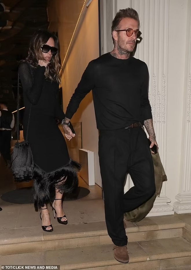 Vợ chồng David Beckham diện đồ đen, nắm chặt tay nhau khi ra phố - Ảnh 4.