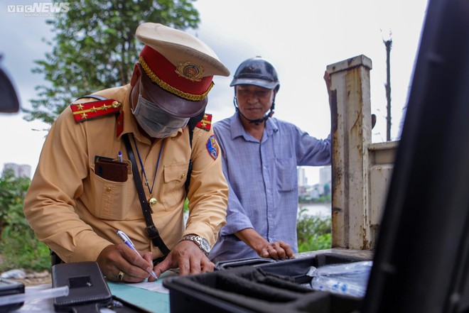 H&agrave; Nội: Lỡ uống v&agrave;i ch&eacute;n, t&agrave;i xế ngỡ ng&agrave;ng nhận bi&ecirc;n bản phạt nồng độ cồn - Ảnh 9.