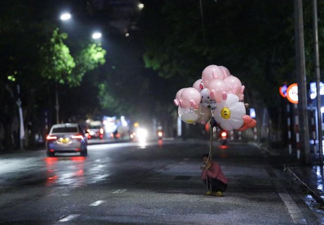 Hà Nội đón rét đậm rét hại, người vô gia cư co ro trong đêm với tấm áo mưa mỏng manh - Ảnh 8.