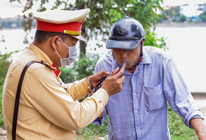 H&agrave; Nội: Lỡ uống v&agrave;i ch&eacute;n, t&agrave;i xế ngỡ ng&agrave;ng nhận bi&ecirc;n bản phạt nồng độ cồn - Ảnh 8.