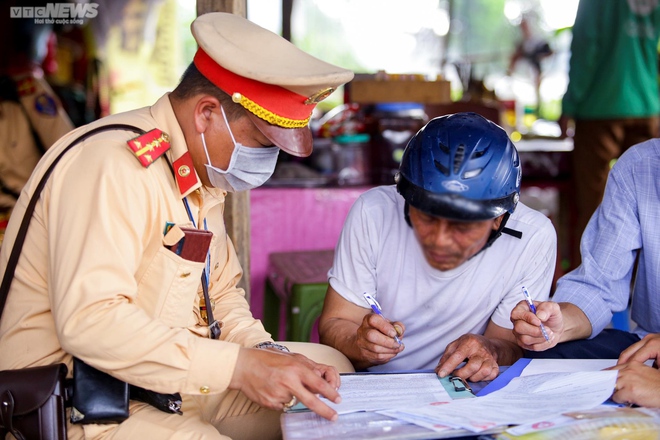 H&agrave; Nội: Lỡ uống v&agrave;i ch&eacute;n, t&agrave;i xế ngỡ ng&agrave;ng nhận bi&ecirc;n bản phạt nồng độ cồn - Ảnh 7.