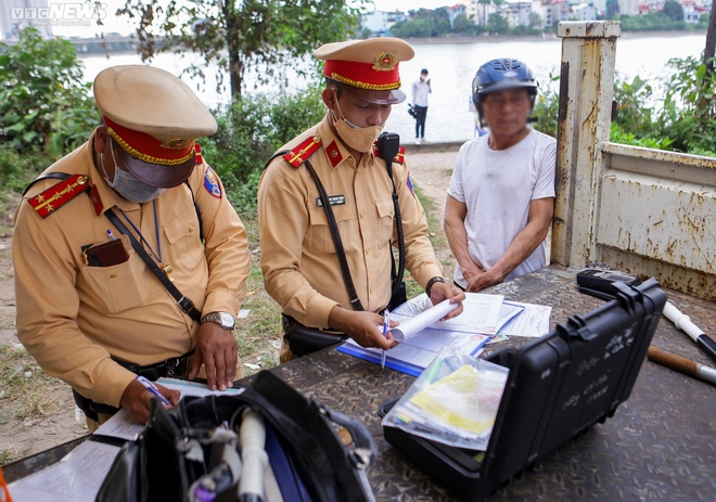 H&agrave; Nội: Lỡ uống v&agrave;i ch&eacute;n, t&agrave;i xế ngỡ ng&agrave;ng nhận bi&ecirc;n bản phạt nồng độ cồn - Ảnh 6.