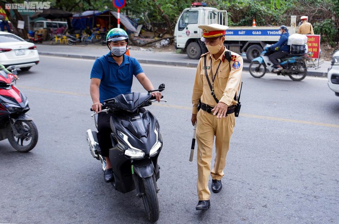 H&agrave; Nội: Lỡ uống v&agrave;i ch&eacute;n, t&agrave;i xế ngỡ ng&agrave;ng nhận bi&ecirc;n bản phạt nồng độ cồn - Ảnh 4.
