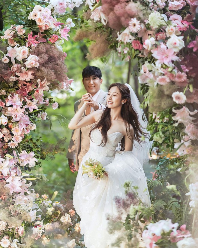 Công bố ảnh cưới độc lạ của Jiyeon (T-ara) và chồng cầu thủ: Cặp đôi cực lầy, cô dâu nữ thần như chụp bìa album - Ảnh 2.