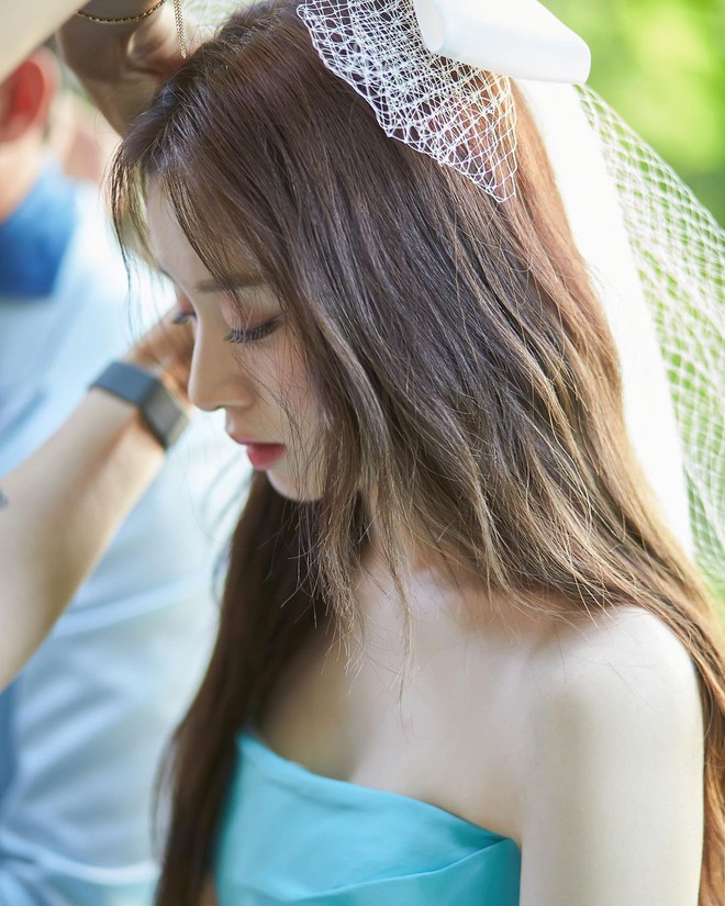 Công bố ảnh cưới độc lạ của Jiyeon (T-ara) và chồng cầu thủ: Cặp đôi cực lầy, cô dâu nữ thần như chụp bìa album - Ảnh 10.