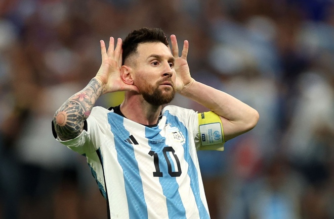 Messi luôn biết cách tạo niềm vui và kích thích cho fan hâm mộ bằng các cử chỉ của mình. Xem bức ảnh mới nhất của Messi ăn mừng khi ghi bàn và ý định chọc tức HLV Hà Lan để giành chiến thắng cho đội tuyển Argentina.
