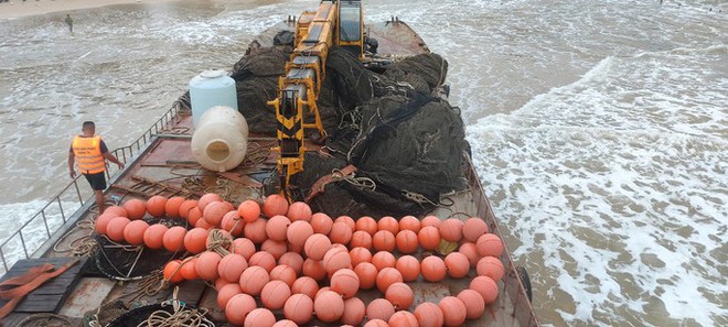 Có gì trên chiếc tàu sắt tiền tỉ, không người lái dạt vào bờ biển Quảng Trị? - Ảnh 1. Có gì trên chiếc tàu sắt tiền tỉ, không người lái dạt vào bờ biển Quảng Trị? - Ảnh 1.