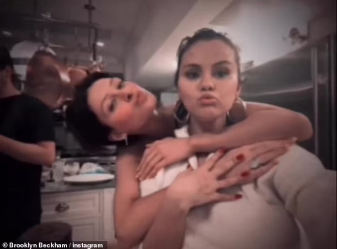 Selena Gomez để mặt mộc xinh đẹp đi ăn tối c&ugrave;ng vợ chồng Brooklyn Beckham - Ảnh 6.