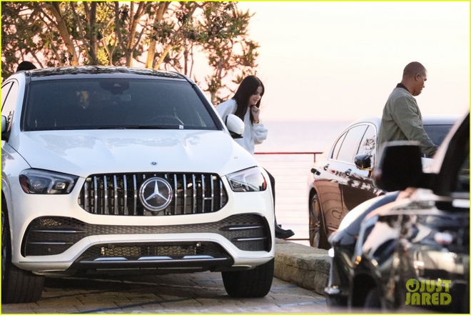 Selena Gomez để mặt mộc xinh đẹp đi ăn tối c&ugrave;ng vợ chồng Brooklyn Beckham - Ảnh 5.