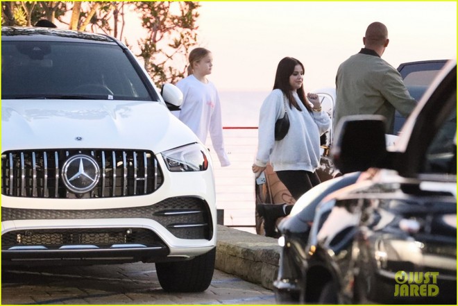 Selena Gomez để mặt mộc xinh đẹp đi ăn tối c&ugrave;ng vợ chồng Brooklyn Beckham - Ảnh 4.