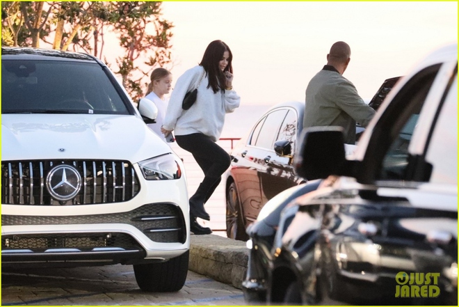 Selena Gomez để mặt mộc xinh đẹp đi ăn tối cùng vợ chồng Brooklyn Beckham - Ảnh 3.