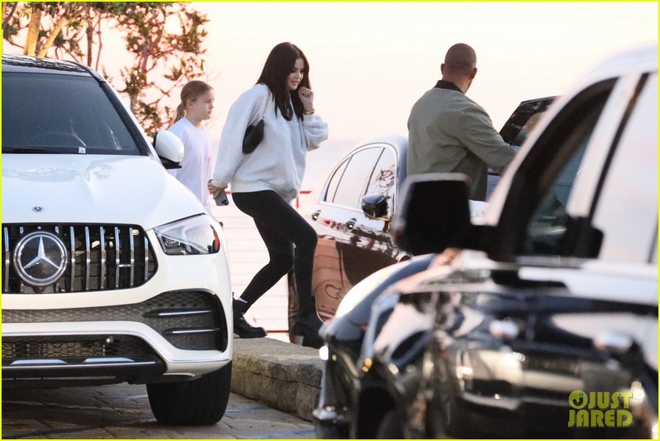 Selena Gomez để mặt mộc xinh đẹp đi ăn tối c&ugrave;ng vợ chồng Brooklyn Beckham - Ảnh 1.