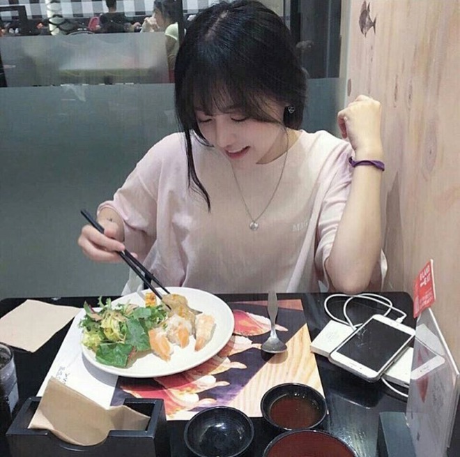 5 th&oacute;i quen ăn uống g&acirc;y hại cho da, d&ugrave; b&ocirc;i nước thần cũng v&ocirc; &iacute;ch - Ảnh 3.