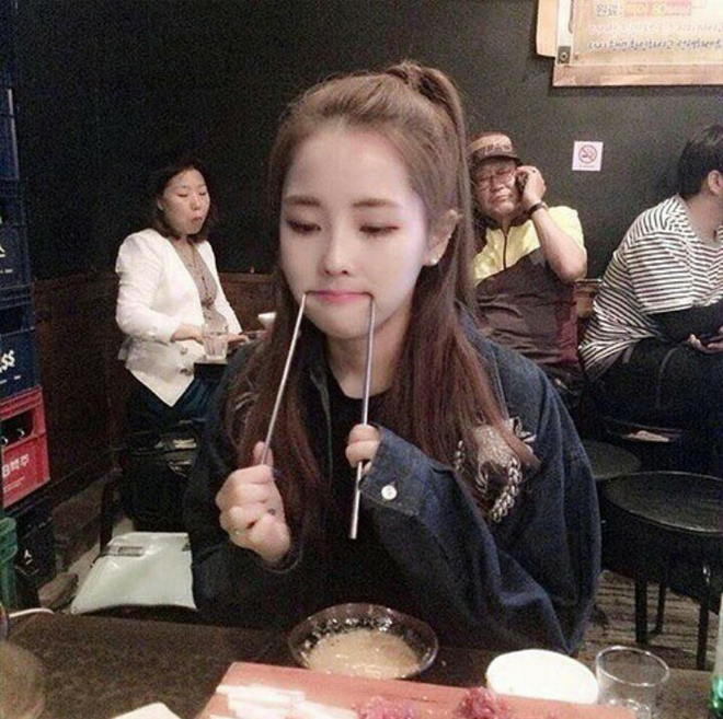 5 th&oacute;i quen ăn uống g&acirc;y hại cho da, d&ugrave; b&ocirc;i nước thần cũng v&ocirc; &iacute;ch - Ảnh 5.