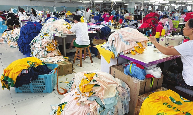 Sức n&oacute;ng World Cup khiến chợ lớn nhất Trung Quốc &ldquo;ch&aacute;y h&agrave;ng li&ecirc;n tục: C&ocirc;ng nh&acirc;n tăng ca 13 giờ/ng&agrave;y vẫn kh&ocirc;ng hết việc - Ảnh 2.