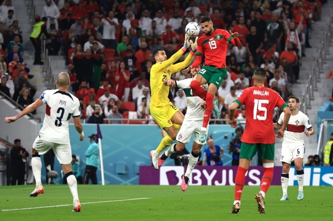 cầu thủ Maroc, độ cao, bật nhảy, Ronaldo, khóc: Nếu bạn muốn xem Ronaldo khóc vì hạnh phúc, hãy xem hình ảnh anh bật nhảy mừng cùng các cầu thủ Maroc. Một hình ảnh đáng nhớ, khi Ronaldo cảm ơn các cầu thủ đội bạn đã cho anh những giây phút đầy cảm xúc.