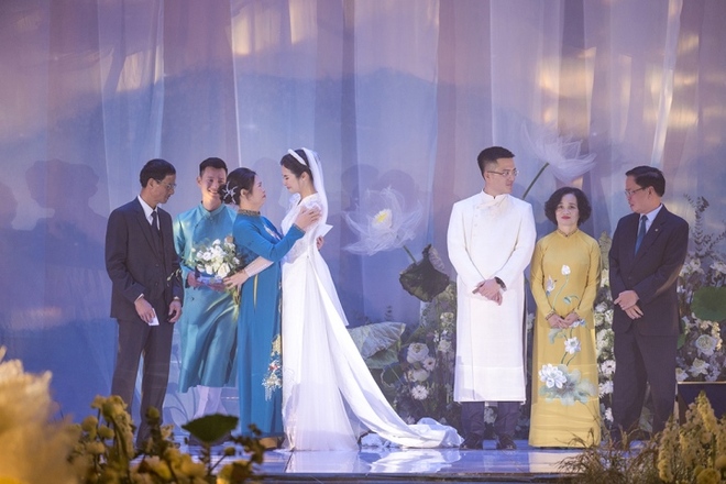 Hoa hậu Ngọc Hân nức nở khi nghe lời dặn dò của mẹ trong đám cưới - Ảnh 6.