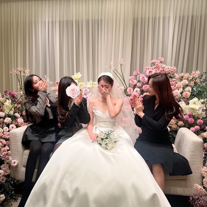 Jiyeon tung ảnh trong đám cưới đẹp như mơ, hé lộ khoảnh khắc cảm động với IU và T-ara - Ảnh 11.