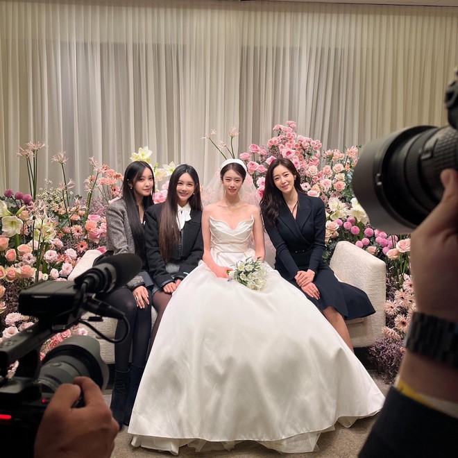 Jiyeon tung ảnh trong đám cưới đẹp như mơ, hé lộ khoảnh khắc cảm động với IU và T-ara - Ảnh 9.