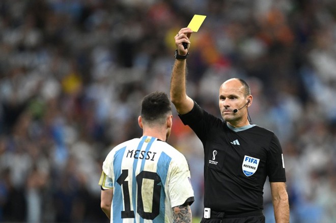 Trọng t&agrave;i bị Messi chỉ tr&iacute;ch chia tay World Cup 2022 - Ảnh 1.