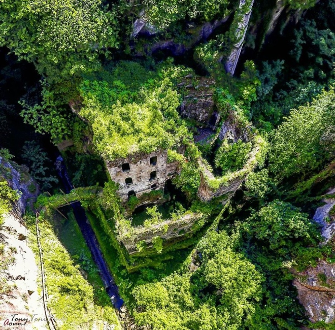 Kh&ocirc;ng gian ma mị b&ecirc;n dưới nh&agrave; m&aacute;y bỏ hoang hệt như cảnh phim viễn tưởng - Ảnh 7.