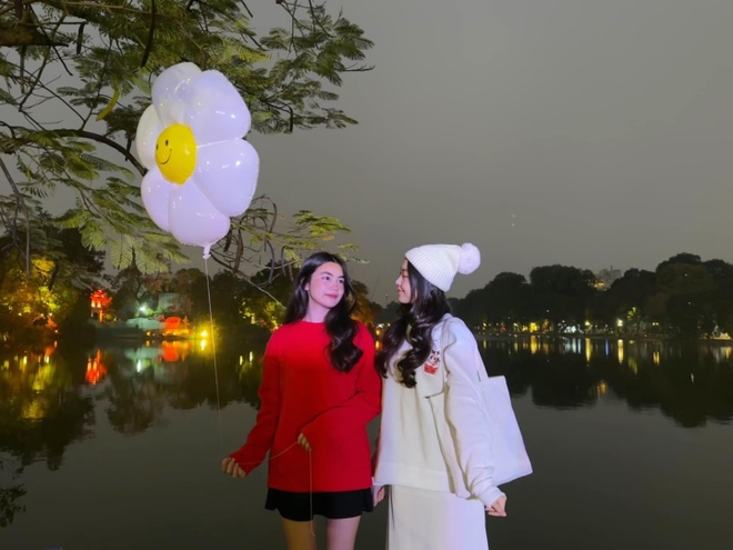 Sao Việt 12/12: Hai con gái Quyền Linh thích thú được thăm Hà Nội - Ảnh 1.