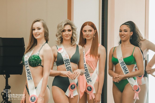 Th&iacute; sinh Hoa hậu Quốc tế lộ nhiều nhược điểm cơ thể khi thi bikini - Ảnh 21.