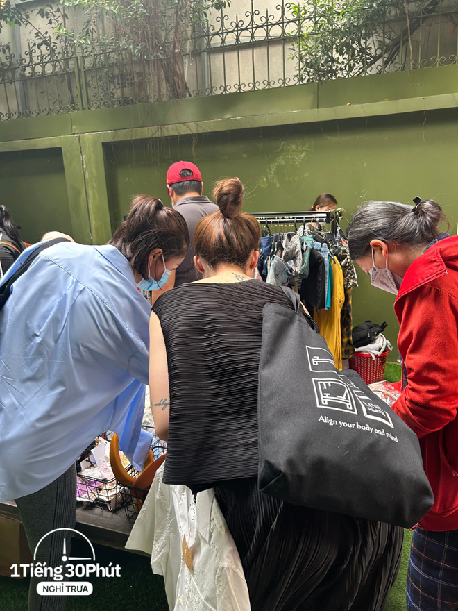 Cuối năm hội d&acirc;n văn ph&ograve;ng đi săn đồ thanh l&yacute; của người nổi tiếng v&agrave;o giờ nghỉ trưa - Ảnh 4.