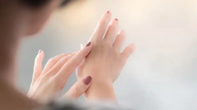 Mẹo đơn giản trị kh&ocirc; tay ch&acirc;n trong m&ugrave;a đ&ocirc;ng hiệu quả - Ảnh 1.