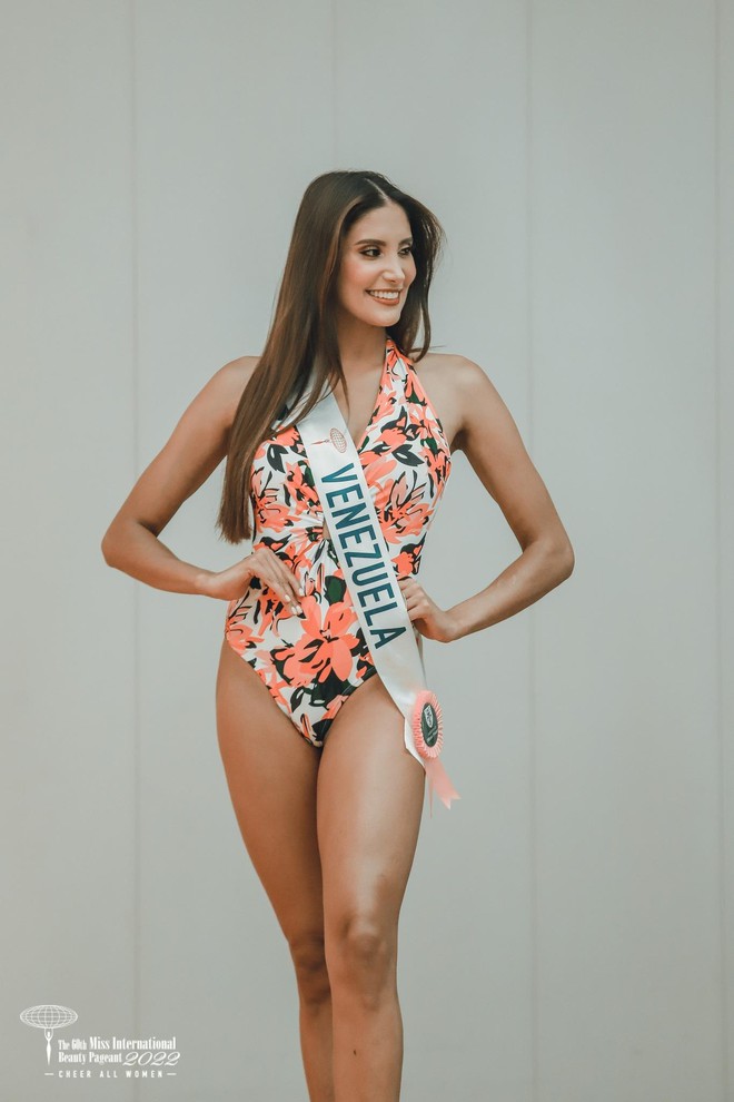 Th&iacute; sinh Hoa hậu Quốc tế lộ nhiều nhược điểm cơ thể khi thi bikini - Ảnh 11.
