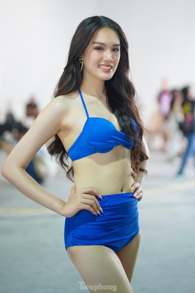 Ảnh hậu trường buổi chụp bikini của th&iacute; sinh Hoa hậu Việt Nam - Ảnh 11.