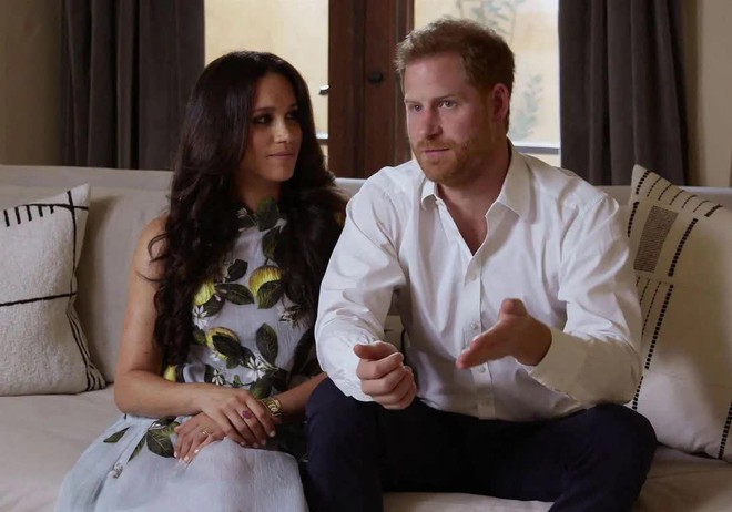 Cựu cận thần hoàng gia vạch trần chiêu trò của vợ chồng Harry - Meghan, thực tế khác xa với lời cáo buộc trên phim của nhà Sussex? - Ảnh 1.