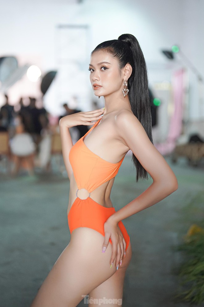 Ảnh hậu trường buổi chụp bikini của th&iacute; sinh Hoa hậu Việt Nam - Ảnh 7.