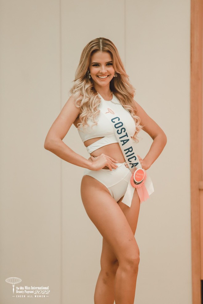 Th&iacute; sinh Hoa hậu Quốc tế lộ nhiều nhược điểm cơ thể khi thi bikini - Ảnh 24.
