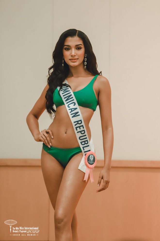 Th&iacute; sinh Hoa hậu Quốc tế lộ nhiều nhược điểm cơ thể khi thi bikini - Ảnh 23.