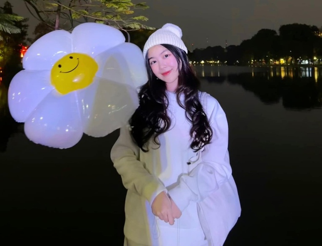 Sao Việt 12/12: Hai con gái Quyền Linh thích thú được thăm Hà Nội - Ảnh 2.