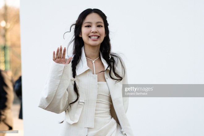 Ống kính tử thần của Getty Images cũng chịu thua trước Jennie (BLACKPINK), màn khoe sắc vóc tại trời Tây chấp hết ảnh không chỉnh sửa - Ảnh 3.