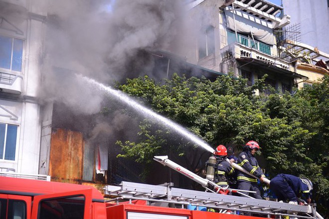 Hà Nội: Cháy lớn tại ngôi nhà 3 tầng trên phố Hàng Bông - Ảnh 1.